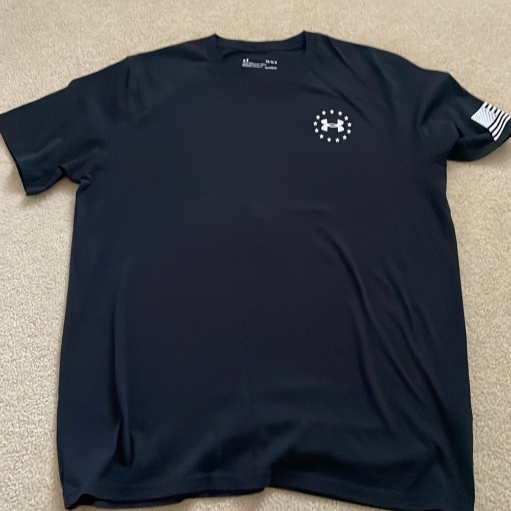 Mens black UA short sleeved shirt.